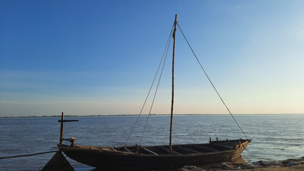 Private Charter vs Open Trip Phinisi: The Honest Cost & Tradeoff Guide